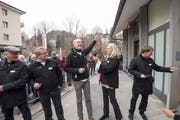 Freude nach dem Durchschneiden des roten Bandes und der offiziellen Wiederinbetriebnahme der Mühleggbahn.