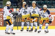 Torschütze Yannick Zehnder (Nr. 12) jubelt mit Miro Zryd (links), Sven Leuenberger und Fabian Schnyder (Nr. 57). (Bild: Freshfocus (Genf, 16. November 2018))