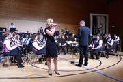 Rita Bänziger singt mit der Musikgesellschaft. (Bild: Werner Lenzin)