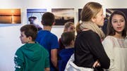 Es herrscht viel Andrang an der Vernissage zum Jugendfotopreis 2018. (Bild: Sascha Erni)