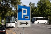 Reisecars beim Carparkplatz Brüelmoos. (Bild: Philipp Schmidli (Luzern, 30. August 2017)