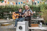 Das Kabarett-Duo Bastler & Grautier bei einem spontanen Auftritt vorm Kulturhaus Neubad in Luzern. (Bild: Pius Amrein (Luzern, 19. Oktober 2018))