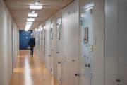 Spezialisiertes Personal soll gemeinsam mit einer Freitodorganisation die Insassen betreuen, schlägt der Experte vor. (Bild: Pius Amrein)