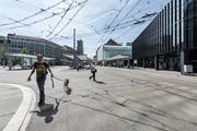 Die Fahrleitungen im Zentrum könnten weniger werden, wenn einst leistungsstärkere Bus-Batterien auf den Markt kommen. (Bild: Hanspeter Schiess)