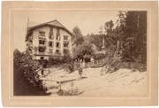Foto um 1874: Blick vom Gletschergaren auf das neu erbaute Wohnhaus. In der Mitte hinten. leicht rechts, das Dach des Pavillons, in dem das Relief der Urschweiz ausgestellt war.