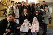 Stadtschreiber Ralph Limoncelli erhält von der kleinen Sonnmatt-Anwohnerin Emilia die 1096 Unterschriften überreicht. Bei der Übergabe sind Mitglieder der beiden Komitees dabei. (Bild: Mathias Frei)
