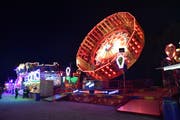 Noch bis zum Sonntag kann man sich am Buchser Jahrmarkt vergnügen. Vor allem Abends macht das Lichtspektakel der Bahnen Eindruck. (Bild: Heini Schwendener)