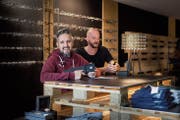 Ein Online-Shop zum Anfassen: Philippe Rieder (links) und Christian Gisler vom St.Galler Label Einstoffen verkaufen ab heute drei Monate lang Brillen, Uhren und Hemden in der Neugasse. (Bild: Michel Canonica)