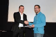 Stefan Gloor vom Schweizer Verband für HF-Absolventen (ODEC) mit dem Jahrgangsbesten Bruno Forrer (rechts). (Bild: PD)