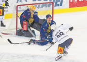 Sven Senteler schiesst das 3:1 – die Statisten heissen Anders Lindbäck (Goalie) und Felicien Du Bois. (Bild: Eddy Risch/Keystone (Davos, 2. November 2018))