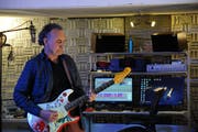 Ajay Mathur in seiner Lounge mit Studio in Stans am 14. Februar 2018.