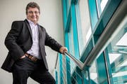 Roger Reinhart auf der Treppe der Gemeindeverwaltung Langrickenbach. (Bild: Reto Martin)