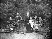 Das Ehepaar Josef Wilhelm und Marie Amrein-Troller 1879 mit ihrem Sohn Wilhelm und ihren Töchtern Marie-Louise, Anna und Mathilde (von links).