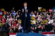US-Präsident Donald Trump während einer Wahlkampfrede im Columbia Regional Airport. Bild: Evan Vucci/AP Photo (Columbia, 1. November 2018)