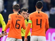 Schiedsrichter Ovidiu Hategan kämpft mit den Tränen (Bild: KEYSTONE/AP/MARTIN MEISSNER)