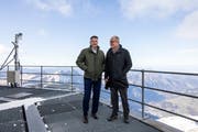 Hans Wicki als Verwaltungsratspräsident der Titlis Bergbahnen und Architekt Pierre de Meuron orientieren auf dem Titlis über den geplanten Neubau der Bergstation. (Bild: KEYSTONE/Alexandra Wey)