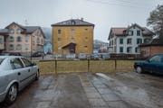 Blick vom potenziellen Bauplatz für die Technischen Betriebe in Richtung Zürcher Strasse. Die alten Häuser müssten dem Bauprojekt weichen. (Bild: Benjamin Manser - 16. Februar 2017)