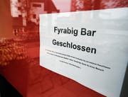 Auf dem Aushang beim Eingang zur Bar betont die Pächterfamilie, dass sie nicht aus dem Dorf ist. (Bild: PD)