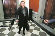 Im Fokus der Medien: Kandidatin Heidi Z’graggen Bild: Peter Klaunzer/Keystone (Bern, 16. November 2018)