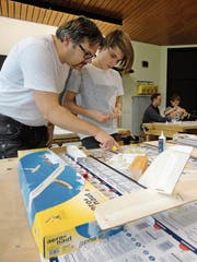 Unter Anleitung der Modellfluggruppe Nidwalden entstehen wahre Kunstwerke. Hier überlegt Marvel Hildebrand mit Vater Holger den nächsten Arbeitsschritt (Bild: Ruedi Wechsler (Oberdorf, 17. November 2018))