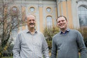 Möchten in der Vorsteherschaft der katholischen Kirchgemeinde weiter machen: Präsident Beat Krähenmann und Kirchenpfleger Simon Tobler. (Bild: Donato Caspari)