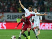 Portugals Rafa Silva (vorne) im Zweikampf um den Ball gegen Polens Bartosz Bereszynski (Bild: KEYSTONE/AP/MANUEL ARAUJO)