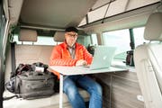 Mobiler Arbeitsplatz: Simon Walther ist oft mit seinem Bus unterwegs. Darin kann er seine Fotos bearbeiten und auch übernachten. (Bild: Beat Belser)
