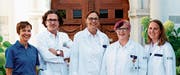 Das neue interdisziplinär arbeitende Team besteht aus Utta Mahlknecht (Physiotherapeutin), Sascha Hoederath (Oberarzt Chirurgie), die in Rebstein lebende Manuela Brunner (Leitende Ärztin Chirurgie), Beatrix Hämmerle (stv. Chefärztin Gynäkologie) sowie die in Altstätten aufgewachsene und lebende Nicole Keller (Oberärztin Gynäkologie). (Bild: pd)