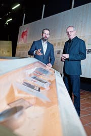 Museumsdirektor Marco Sigg (links) und Kurator Manuel Fabritz in der Sonderausstellung «gezeichnet. die ‹Buchenwaldkinder› auf dem Zugerberg» im Museum Burg Zug. (Bild: Maria Schmid (20. Nov. 2018)