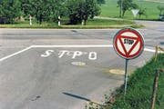 Bei der Beschriftung der Strasse ist einem Arbeiter ein kleiner Fehler unterlaufen. (Bild: Peter Vonwil (Dietwil, 1978))