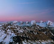 Die Churfirsten und vorne der Neuenalpspitz in der Abenddämmerung. (Bild: Simon Walther)