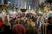 Auch auf dem Luzerner Franziskanerplatz gibt es in diesem Jahr einen Weihnachtsmarkt. (Bild: Pius Amrein, Luzern, 3. Dezember 2015)