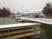 Aufbauarbeiten für den «Eiszauber» auf der Kreuzbleiche. (Bild: Reto Voneschen)