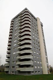 Das Hochhaus an der Haini-Rennhasstrasse in Goldach ist dieses Jahr renoviert worden. Nebst einem grauen Anstrich gab es neue Lifte, Brandmeldeanlagen und Wohnungsausstattungen. (Bild: Martin Rechsteiner)