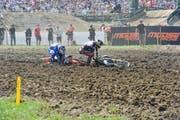 Zwei Fahrer haben nach einem Sturz beim Rennen der MX2-Kategorie auf der Anlage «Schweizer Zucker» in Niederwil Mühe, ihre Töffs wieder aufzustellen. (Bild: Donato Caspari (19. August 2018))