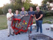 Marcel Trost zeigt der Pfadi Olymp stolz seine Lagerfeuerdecke aus den Fünfzigern.(Bild: PD)