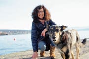 «Unsere Beziehung hat sich positiv verändert»: Filmemacherin Salome Pitschen redet mit ihrem Hund Bina. (Bild: Adrian Elsener)