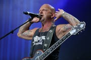 Gölä rockt die Swissporarena. (Bild: Philipp Schmidli (Luzern, 21. Juni 2014))