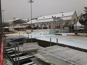Auf der Kreuzbleiche sind derzeit die Aufbauarbeiten für den ersten St.Galler «Eiszauber» im Gang. (Bild: Reto Voneschen)