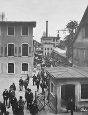 Arbon im Jahr 1910: Arbeiter verlassen nach Feierabend das Saurer Werk an der Schlossgasse. (Bild: PD)