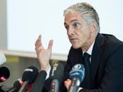 Bundesanwalt Michael Lauber verteidigt vor den Medien in Bern zwei Treffen mit Fifa-Präsident Gianni Infantino im Jahr 2016. (Bild: KEYSTONE/PETER SCHNEIDER)