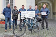 Stefan Staubli, Präsident Muri Energie Forum, Milly Stöckli, Gemeinderätin, Harry Heimo, Peter Meier, Reto Wernli und Josef Fahler vom Velo Moto-Club Muri bei der Preisverleihung. (Bild: Eddy Schambron)