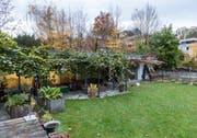 Das Atelier führt direkt hinaus in den Garten, wo Kiwis, Trauben und Gemüse wachsen.