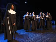 Womit niemand rechnet: Im Nonnenchor findet Deloris ihre wahre Berufung und beweist sich als engagierte Chorleiterin (Bild: PD)