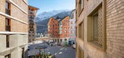 Die Piazza Gottardo mit Haus Alpenrose in Andermatt Reuss. (Bild: Valentin Luthiger, Andermatt, 21. November 2018)