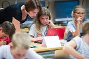Im Lehrplan 21 gibt es für jeden Schüler ab der fünften Klasse ein eigenes Tablet zum Arbeiten. (Bild: Melanie Duchene / Keystone)