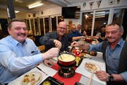 André Schlatter, Stadtratskandidat Beat Maier und Benno Schildknecht, Präsident der CVP-Ortspartei, an der Budget-Chäsete. (Bild: Manuel Nagel)