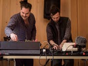 Tillmann Ostendarp und Adi Eberhard spielten als «Skiclub Toggenburg» elektronische Musik. (Bild: Sascha Erni)