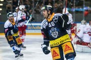 Trotz kleiner Körpergrösse ist er ganz gross auf dem Eis: Lino Martschini. (Bild: Alexandra Wey/Keystone (Zug, 17. November 2018))