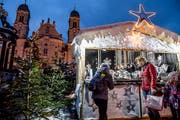 Der Weihnachtsmarkt in Einsiedeln hat eine imposante Kulisse – er findet direkt vor dem Kloster statt. (Bild: Nadia Schärli, 2. Dezember 2017)